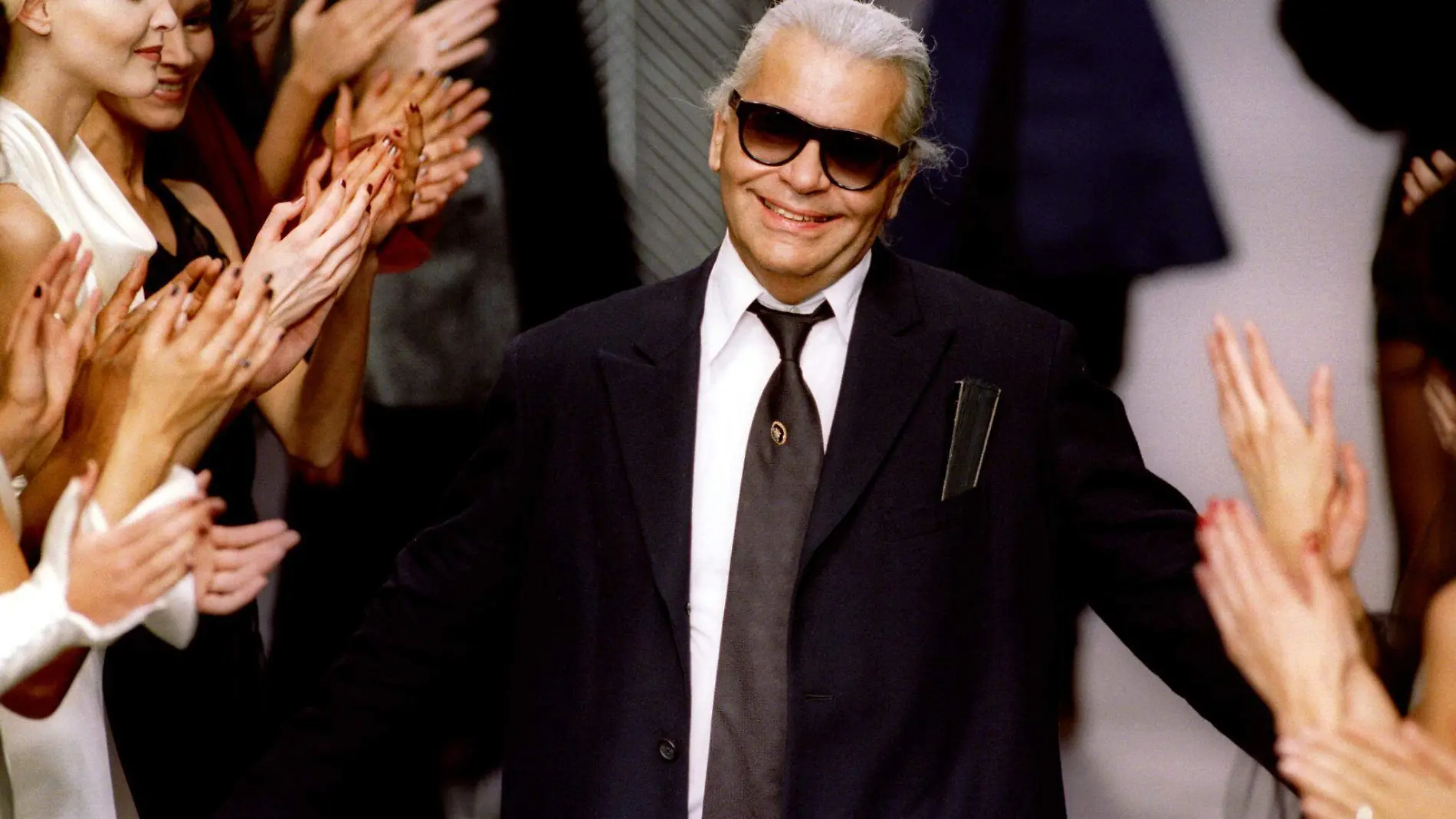 1995-03-18T000000Z_1569652845_PBEAHUNABDI_RTRMADP_3_LAGERFELD (1)